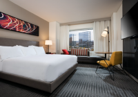 Hyatt Regency Bloomington-Minneapolis offers guests contemporary amenities