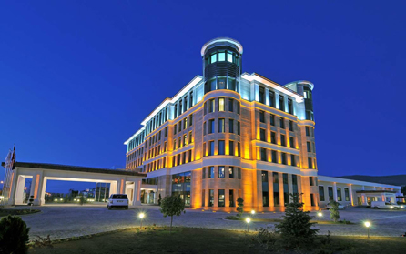 DoubleTreebyHiltonVan_Exterior_FP