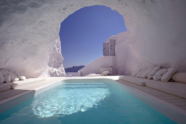 CAVE-HOTEL-GREECE-518185