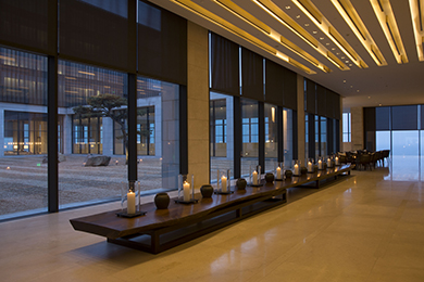 28. A cornor of the lobby plaza