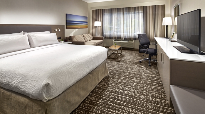 GI_kingbedroom_3_698x390_FitToBoxSmallDimension_Center