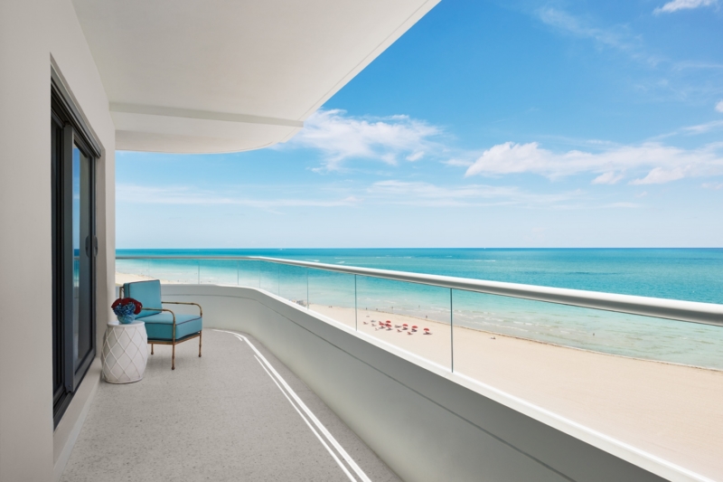17_Premier_Oceanfront_Corner_Suite-07-1500x1000