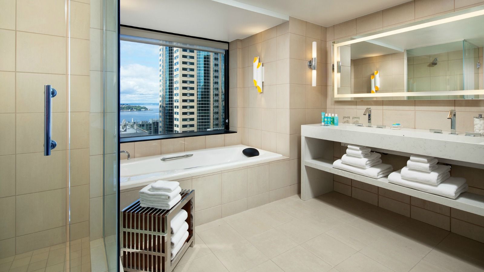 who1154gb-194579-E-Wow-Suite-Bathroom