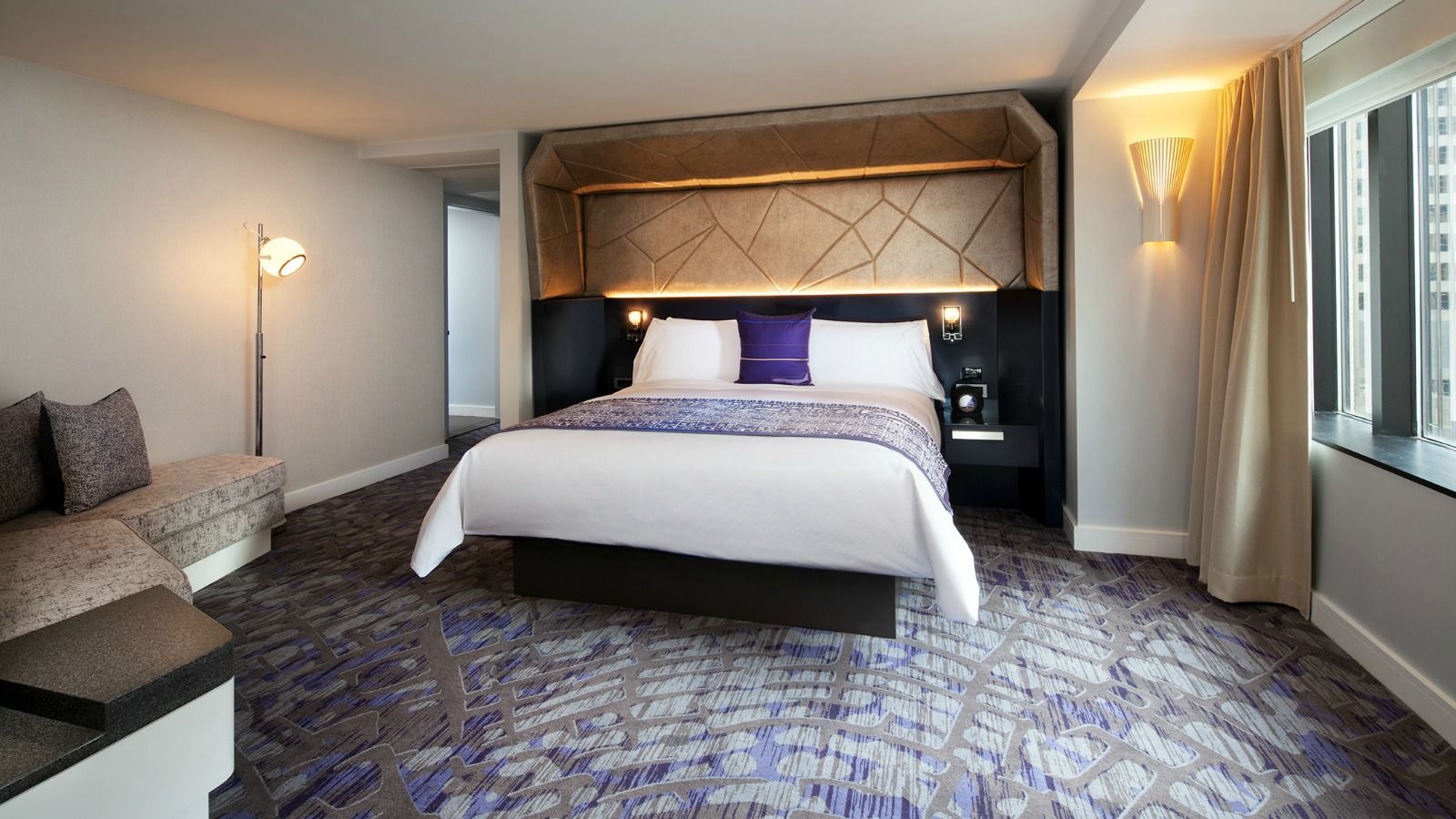 who1154gr-194580-E-Wow-Suite-Bedroom