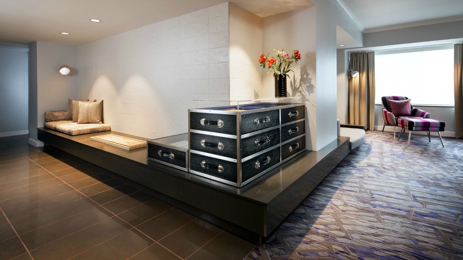 who1154gr-194581-E-Wow-Suite-Entry