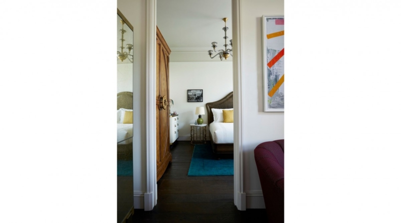 3_the_beekman_corner_suite_bed_3-1200x667