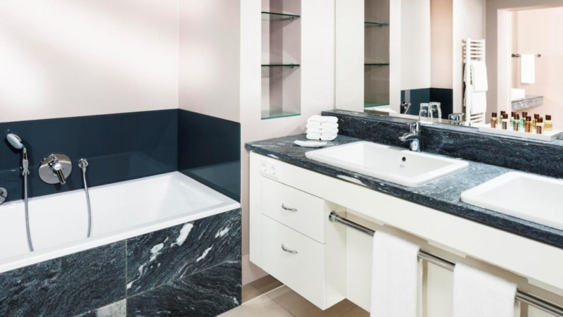 hd-kingsuitebathroom-sheratonsalzburghotel