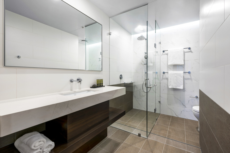 peppers-kings-square-hotel-peppers-king-room-bathroom