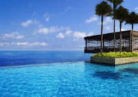 Οι 10 πιο εντυπωσιακές πισίνες ξενοδοχείων στον κόσμο – η μία στη Σαντορίνη!