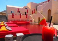 Το ελληνικό ξενοδοχείο με την κόκκινη πισίνα 