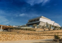 Lesante Blu: Έμπνευση από την πολυτέλεια των ιστιοφόρων με τις δυναμικές γραμμές, το κυρίαρχο λευκό και την φυσικότητα του ξύλου