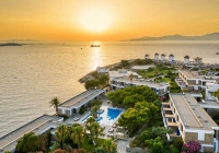 Mykonos Theoxenia: Άνοιξε με φρέσκια, μοντέρνα αισθητική και ισχυρά στοιχεία glam από τη δεκαετία του ‘60