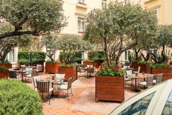 THE ATRIUM of Alexander’s Lounge: ένας «μυστικός κήπος» στο Ξενοδοχείο Μεγάλη Βρεταννία