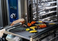 Περισσότερη φιλικότητα προς το χρήστη – πτυσσόμενες ράγες διαθέσιμες για Rational combi-steamers