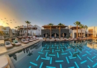 Ανοίγει τις πύλες του το πολυτελές Radisson Blu Zaffron Resort στη Σαντορίνη