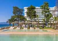 Στο Isla Brown Corinthia και στο αρχιτεκτονικό γραφείο Elastic Architects απονεμήθηκε το χρυσό βραβείο IDA 2022 Architecture/Hotels & Resorts Design