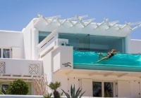 Άνοιξη στη μοναδική γυάλινη πισίνα στη Μύκονο