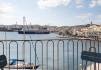 Kratisti Apartment: Σύγχρονος σχεδιασμός με έμπνευση από το λιμάνι της Σύρου