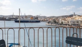 Kratisti Apartment: Σύγχρονος σχεδιασμός με έμπνευση από το λιμάνι της Σύρου